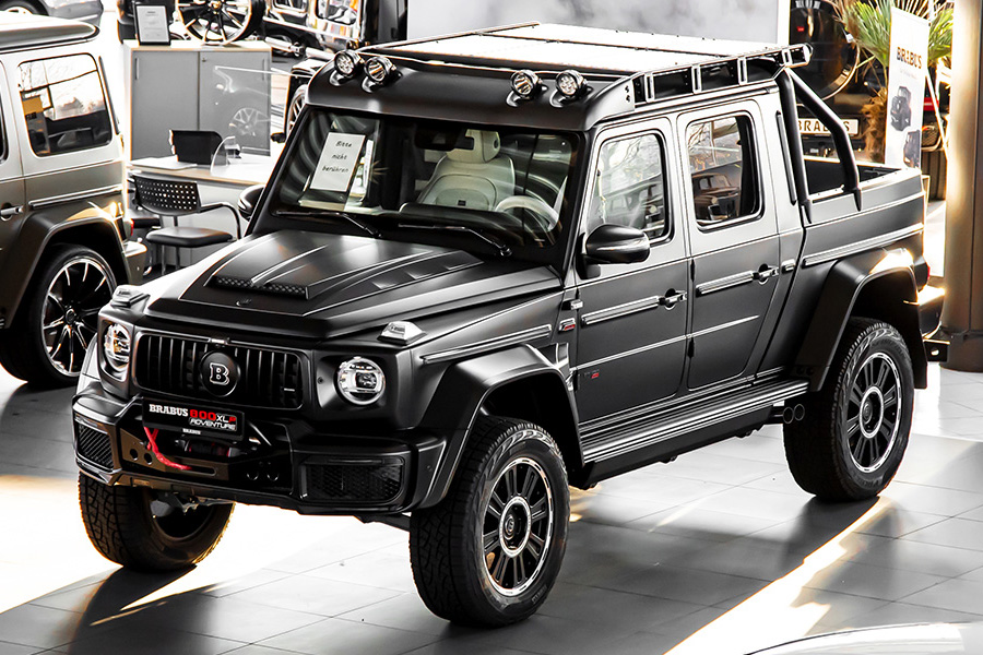 Mattschwarzer BRABUS 800 XLP Pickup im Showroom, Offroad-Umbau auf Basis der G-Klasse.
