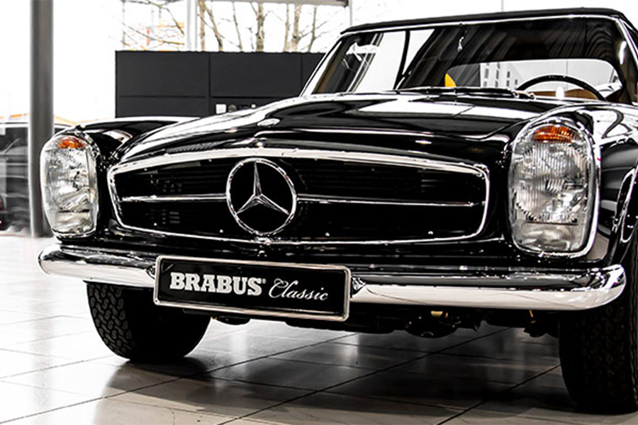 Brabus-restaurierter schwarzer Mercedes-Benz Klassiker mit Chromdetails im Showroom.