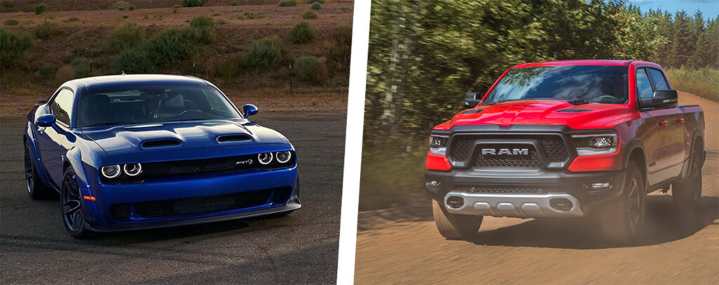 Zweiteilung des Bildes: links ein blauer Dodge Challenger SRT auf Asphalt vor bewaldeter Kulisse, rechts ein roter RAM Pickup auf staubiger Landstraße inmitten eines Waldes