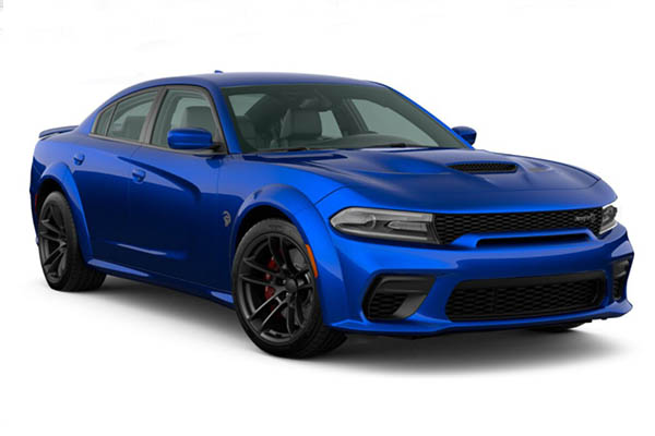 Blauer Sportwagen mit aggressivem Design und schwarzen Felgen vor weißem Hintergrund – Front- und Seitenansicht.