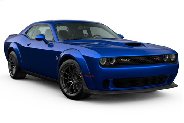 Blauer Dodge Challenger SRT mit aggressiver Frontansicht, breitem Bodykit und schwarzen Felgen