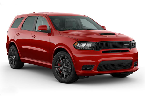 Roter SUV mit sportlicher Front und schwarzen Felgen – Ansicht von vorne und der linken Seite auf weißem Hintergrund.