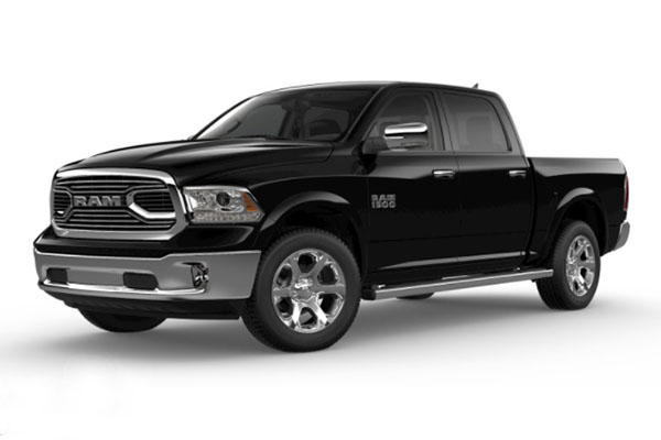 Schwarzer RAM 1500 Pickup mit verchromter Front und großen Felgen – Seitenansicht schräg von vorne auf weißem Hintergrund.