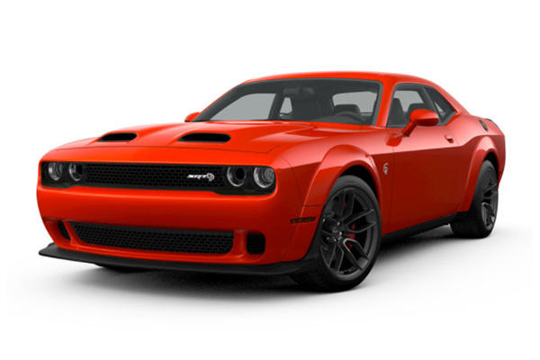 Roter Dodge Challenger SRT mit aggressiver Frontansicht, breitem Bodykit und schwarzen Felgen