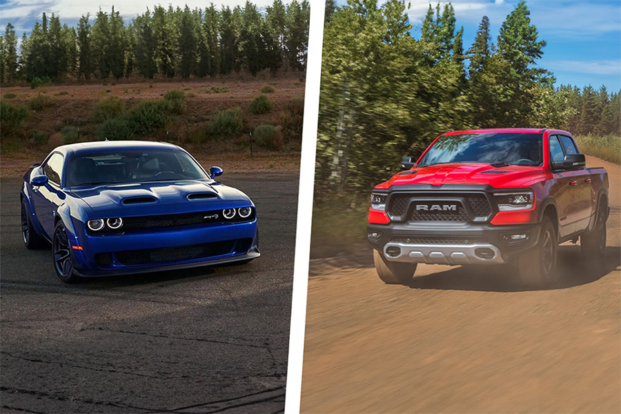 Zweiteilung des Bildes: links ein blauer Dodge Challenger SRT auf Asphalt vor bewaldeter Kulisse, rechts ein roter RAM Pickup auf staubiger Landstraße inmitten eines Waldes – amerikanische Powerfahrzeuge in Aktion.