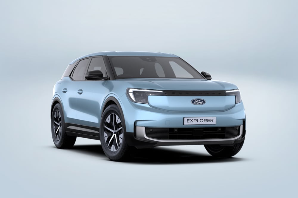 Neuer vollelektrischer Ford Explorer in Hellblau vor neutralem Hintergrund. Das SUV präsentiert sich modern mit aerodynamischem Design, LED-Leuchten und futuristischer Frontpartie.