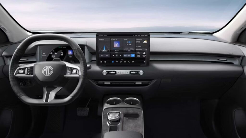 Innenraum des MG5 EV mit modernem Cockpit, Multifunktionslenkrad und großem zentralem Touchscreen.