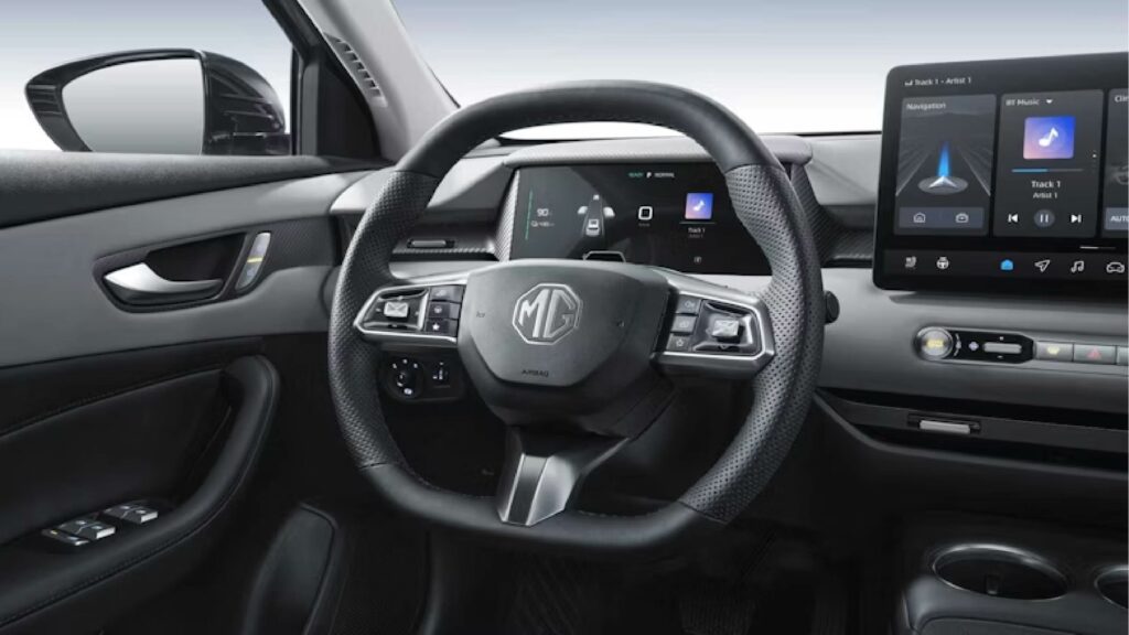 Innenansicht des MG5 EV mit Multifunktionslenkrad, digitalem Cockpit und großem Infotainment-Display.