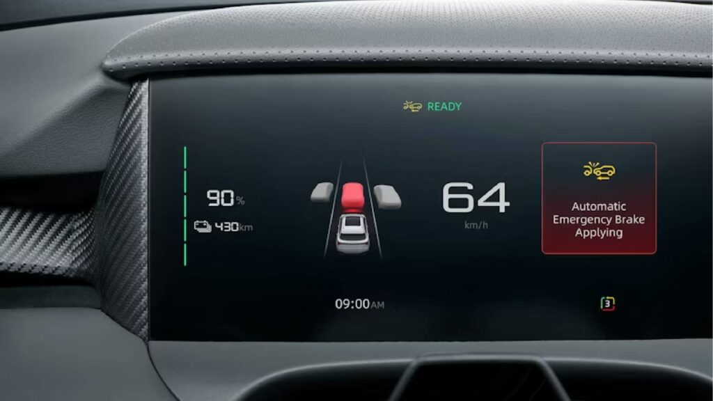 Digitales Cockpit des MG5 EV mit Anzeige für Geschwindigkeit, Batteriestand (90 % / 430 km Reichweite) und aktivierter automatischer Notbremsung.