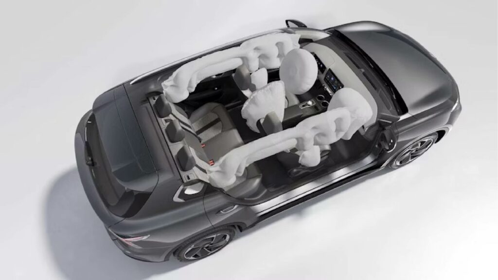 Innenraum des MG5 EV mit ausgelösten Front-, Seiten- und Vorhangairbags zur Darstellung des umfassenden Insassenschutzes.