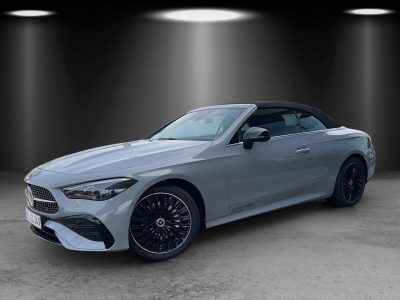 Mercedes-Benz E-Klasse Cabriolet, Seitenansicht leicht von vorn. Lackierung in lichtgrau, geschlossenes schwarzes Stoffverdeck, markante Front mit LED-Scheinwerfern, AMG-Line Exterieur, 20-Zoll-Multispeichenräder in Schwarz glänzend. Schriftzug ‘Autowelt Ebert’ an der Tür.